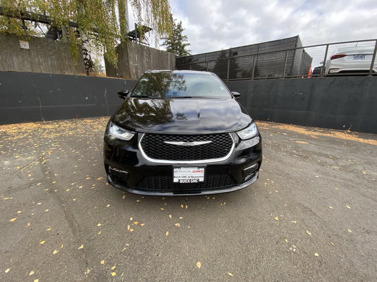 Used 2025 Chrysler Pacifica Select FWD image 9