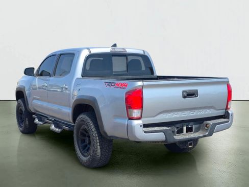 Used 2017 Toyota Tacoma TRD Off-Road AWD/4WD image 4