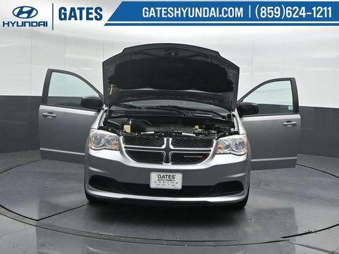 Used 2018 Dodge Grand Caravan SE w/ UConnect Hands-Free Group image 32