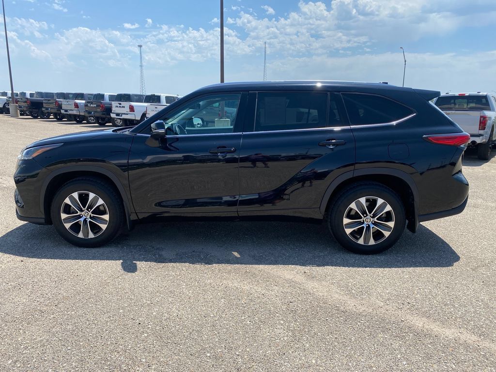 Used 2021 Toyota Highlander XLE AWD/4WD image 5