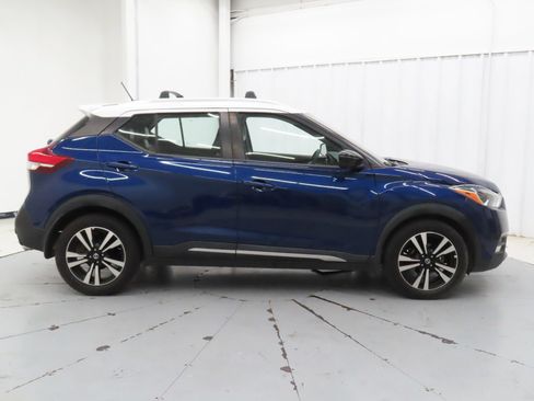 Used 2018 Nissan Kicks SR w/ Premium Package FWD image 2