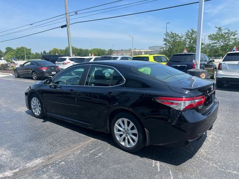 Used 2018 Toyota Camry SE FWD image 3