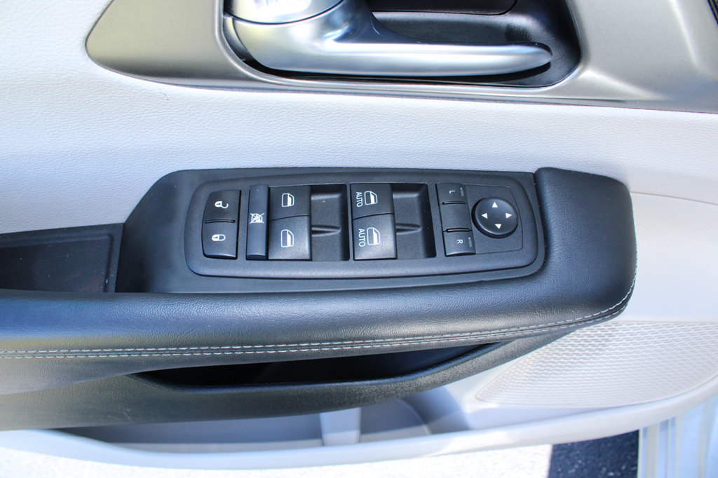 Used 2024 Chrysler Pacifica Touring-L FWD image 29
