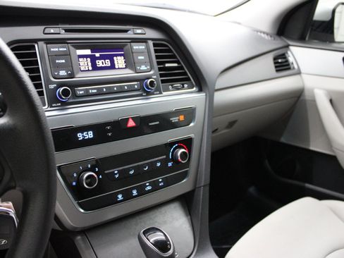 Used 2017 Hyundai Sonata SE FWD image 16
