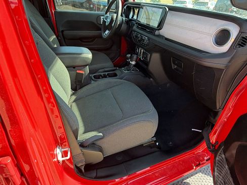 Used 2025 Jeep Wrangler Sahara w/ Dual Top Group AWD/4WD image 19