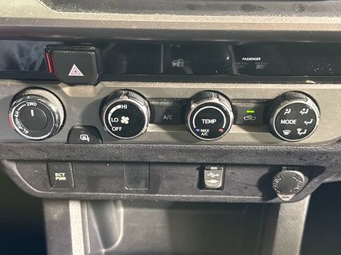 Used 2017 Toyota Tacoma SR5 w/ Exterior Package AWD/4WD image 29