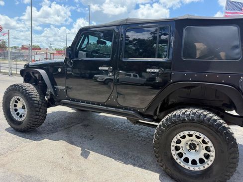 Used 2012 Jeep Wrangler Unlimited Sahara w/ Mopar Chrome Edition Group AWD/4WD image 9