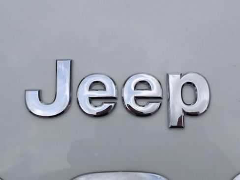 Used 2017 Jeep Cherokee Latitude w/ Safety/Convenience Group image 30