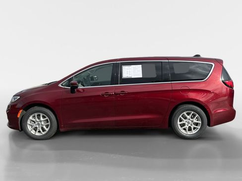 Used 2023 Chrysler Pacifica Touring-L image 7