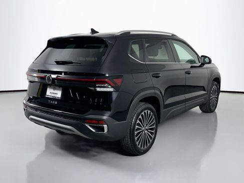 Certified 2025 Volkswagen Taos SE image 6