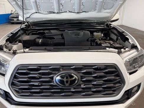 Used 2021 Toyota Tacoma TRD Off-Road w/ Technology Package AWD/4WD image 9