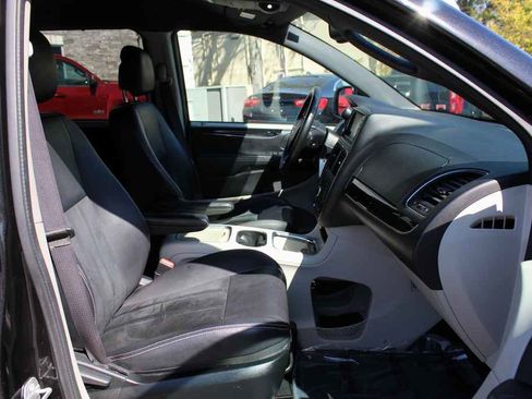 Used 2016 Dodge Grand Caravan SXT image 26