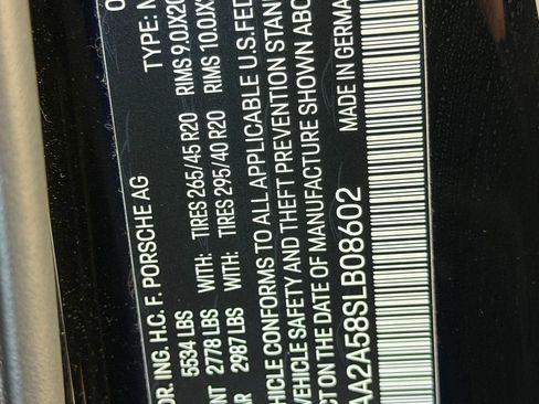 Certified 2025 Porsche Macan AWD/4WD image 26