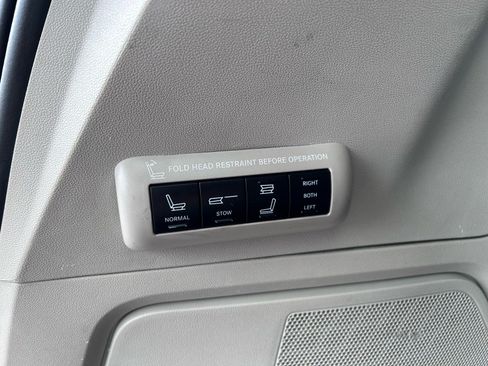 Used 2016 Chrysler Town & Country Limited Platinum FWD image 18