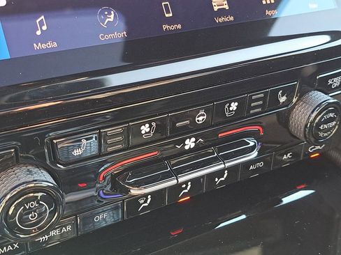 New 2025 Jeep Grand Cherokee Limited w/ Luxury Tech Group II AWD/4WD image 8
