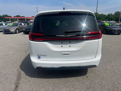 Used 2023 Chrysler Pacifica Touring-L FWD image 4