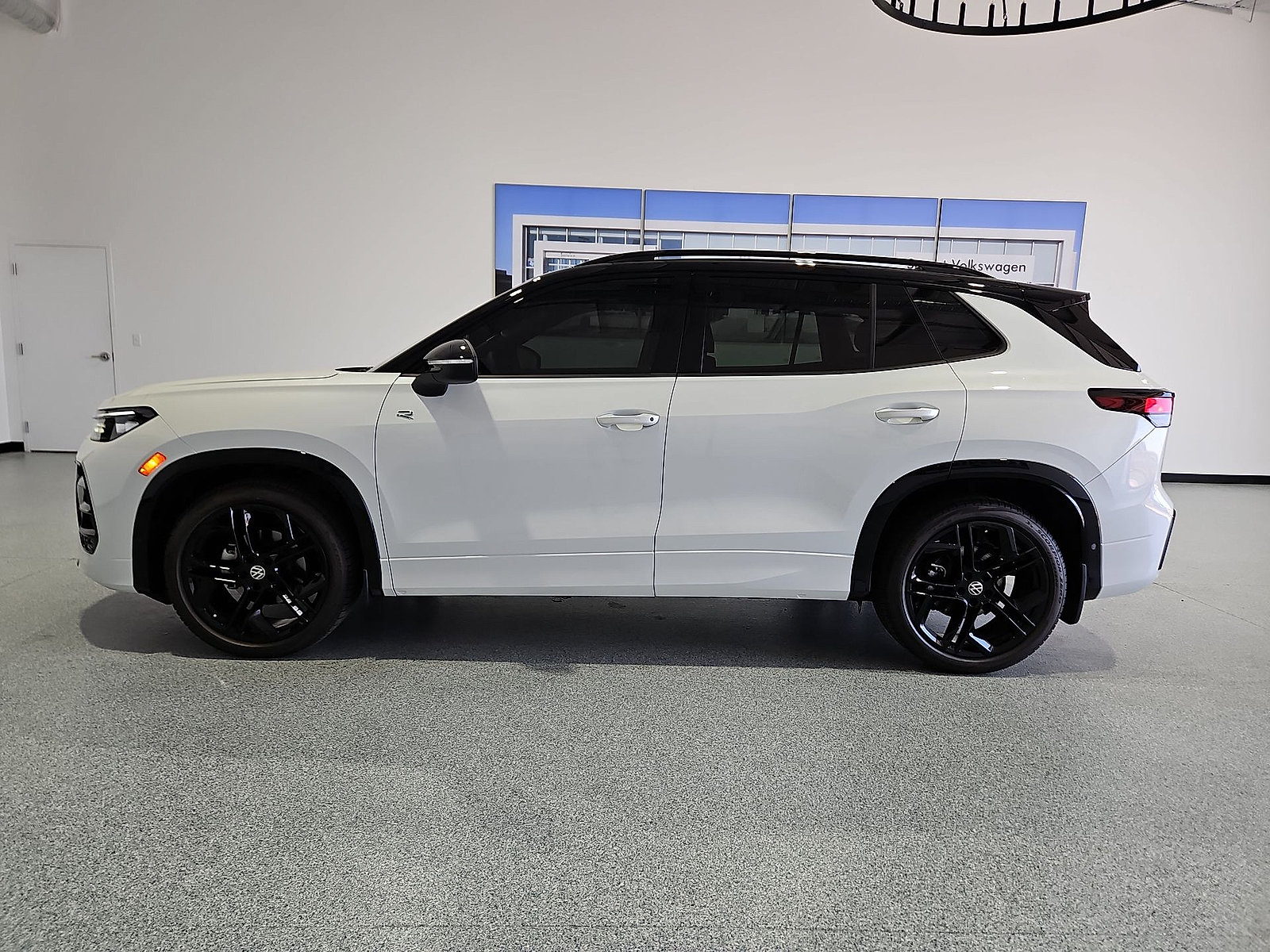New 2026 Volkswagen Tiguan SE R-Line FWD image 6