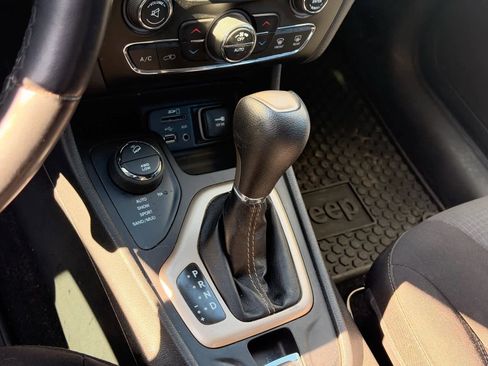 Used 2015 Jeep Cherokee Latitude w/ Comfort/Convenience Group image 22