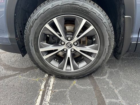 Used 2019 Toyota Highlander LE AWD/4WD image 12