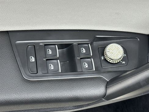 Used 2021 Volkswagen Tiguan SE w/ Panoramic Sunroof Package image 17