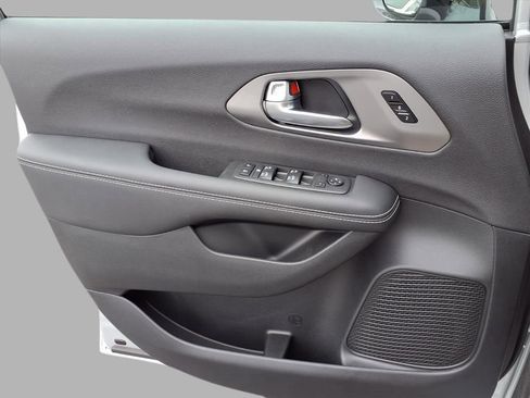 New 2026 Chrysler Pacifica Select image 16