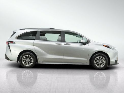 Used 2025 Toyota Sienna FWD image 6