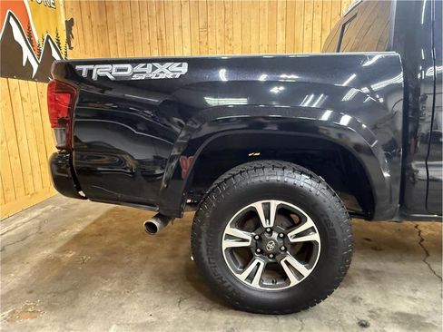 Used 2018 Toyota Tacoma TRD Sport AWD/4WD image 6