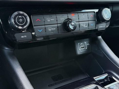 Used 2023 Jeep Compass Latitude w/ Sun and Sound Group AWD/4WD image 36