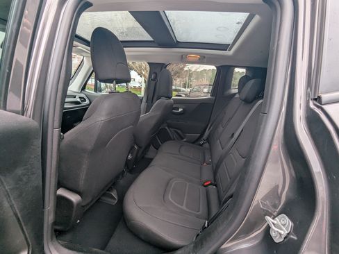 Used 2020 Jeep Renegade Latitude w/ Popular Equipment Group image 11