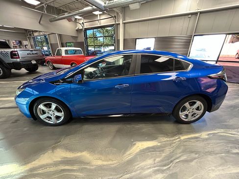 Used 2017 Chevrolet Volt LT w/ Comfort Package FWD image 33