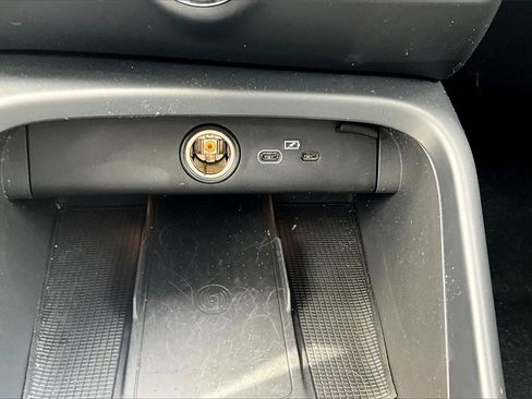 Used 2023 Volvo XC40 B5 Plus image 31