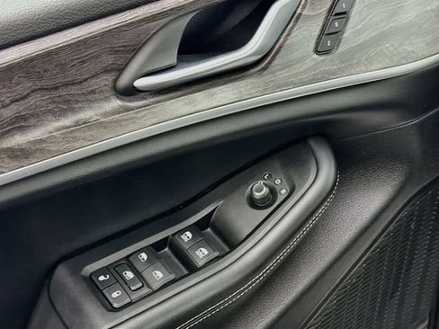 Used 2024 Jeep Grand Cherokee Limited w/ Luxury Tech Group II AWD/4WD image 18