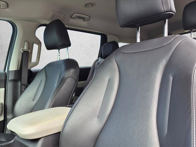 Used 2023 Kia Carnival LX FWD image 10