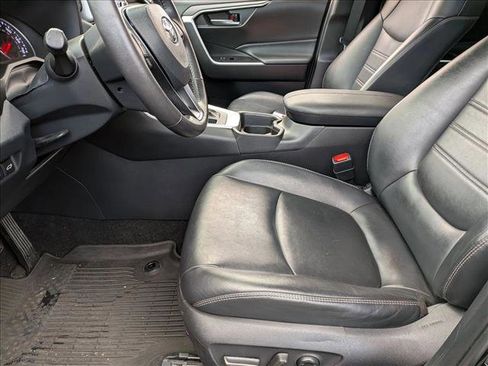 Used 2020 Toyota RAV4 XLE Premium image 9