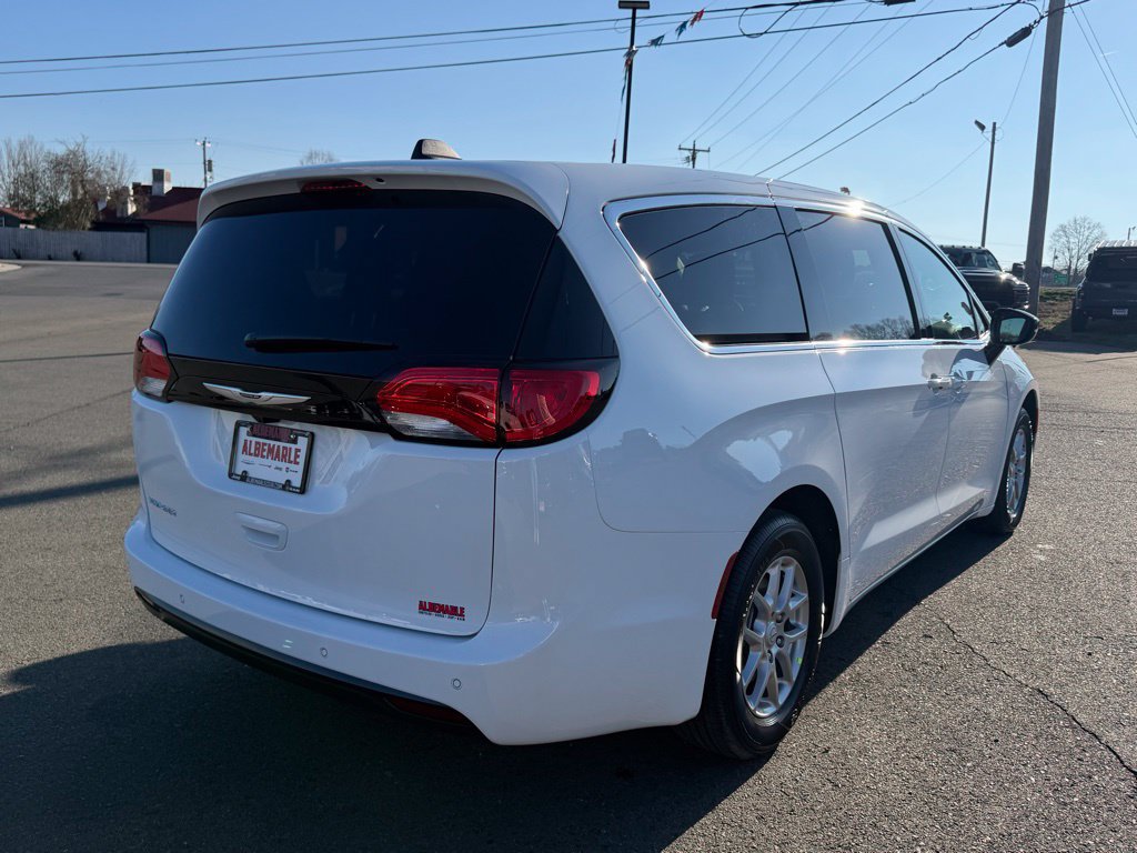 Used 2026 Chrysler Voyager LX FWD image 3