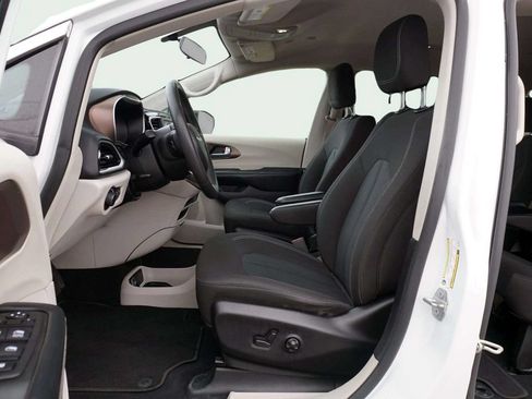 Used 2022 Chrysler Voyager LX FWD image 18