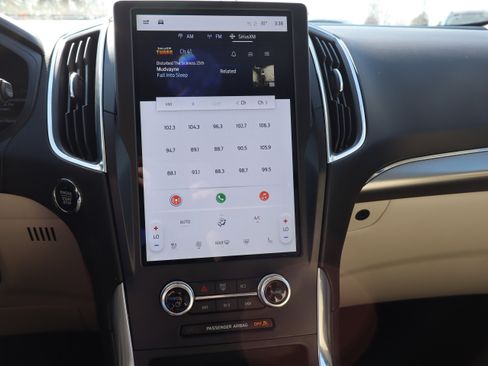 Used 2024 Ford Edge Titanium image 19