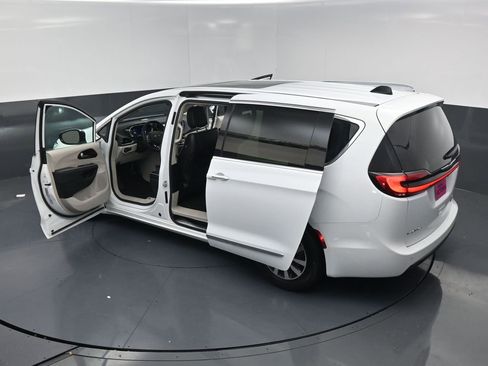 Used 2023 Chrysler Pacifica Limited FWD image 21