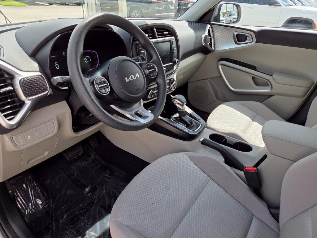 Used 2025 Kia Soul LX w/ LX Technology Package FWD image 29