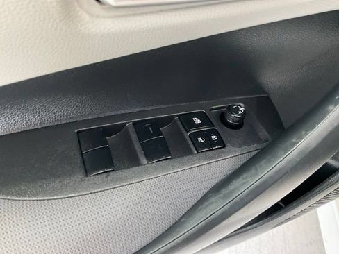 Used 2020 Toyota Corolla LE FWD image 4