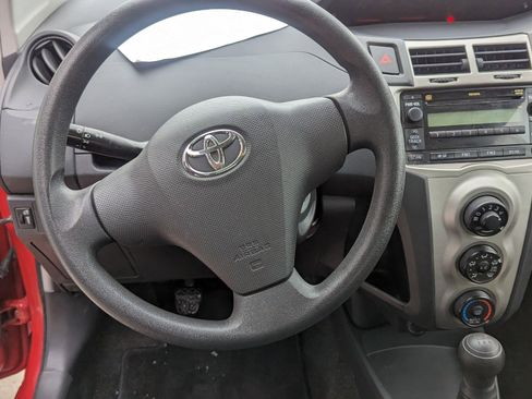 Used 2010 Toyota Yaris 2-Door Hatchback image 4