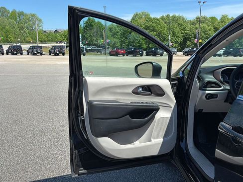 Used 2024 Chrysler Voyager LX image 8