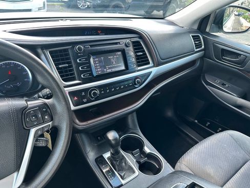 Used 2019 Toyota Highlander LE FWD image 17