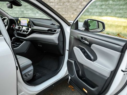 Certified 2023 Toyota Highlander XLE image 16