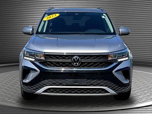 Used 2023 Volkswagen Taos SE w/ Panoramic Sunroof Package AWD/4WD image 2