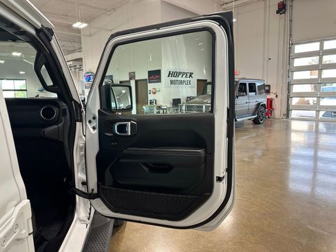 Used 2022 Jeep Wrangler Unlimited Sahara image 40