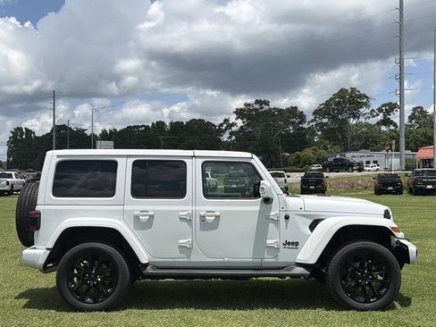 Used 2022 Jeep Wrangler Unlimited Sahara AWD/4WD image 5