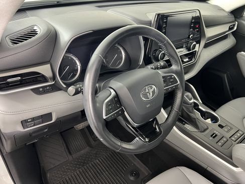 Used 2020 Toyota Highlander XLE AWD/4WD image 17