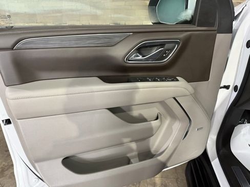 Used 2023 GMC Yukon SLT w/ SLT Luxury Package image 11