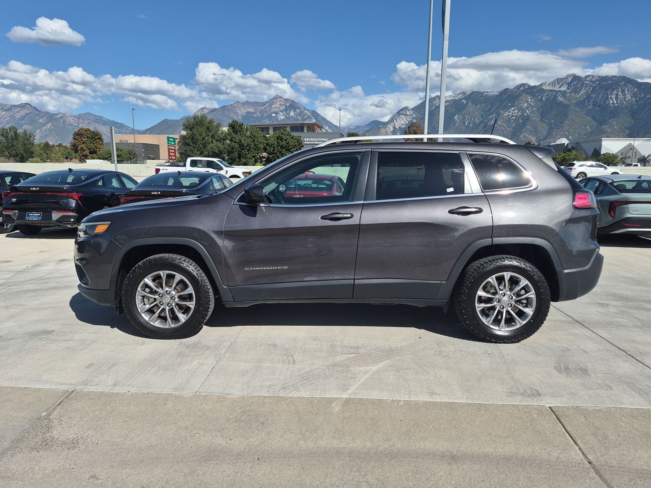 Used 2019 Jeep Cherokee Latitude Plus w/ Comfort/Convenience Group AWD/4WD image 3